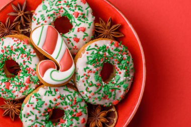Noel çörekleri ya da çörekler, bayram kış şekerleri çikolata dolgulu ve serpiştirilmiş. Tasarımınız için yemek arkaplanı olarak Noel çöreği ya da donut..