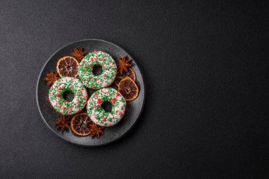 Noel çörekleri ya da çörekler, bayram kış şekerleri çikolata dolgulu ve serpiştirilmiş. Tasarımınız için yemek arkaplanı olarak Noel çöreği ya da donut..
