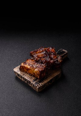 Izgara ya da soslu domuz pirzolası, akşam yemeği için hazırlanmış bir yemek. Tasarımınız için ızgara kaburga.