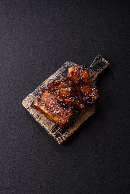 Izgara ya da soslu domuz pirzolası, akşam yemeği için hazırlanmış bir yemek. Tasarımınız için ızgara kaburga.