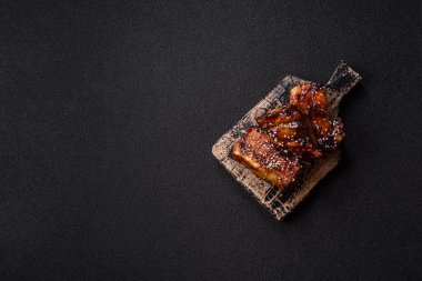 Izgara ya da soslu domuz pirzolası, akşam yemeği için hazırlanmış bir yemek. Tasarımınız için ızgara kaburga.