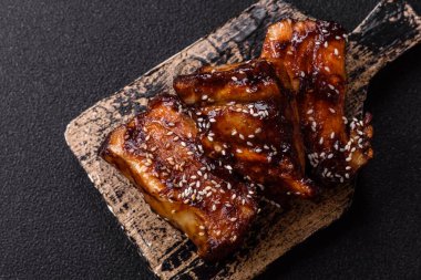 Izgara ya da soslu domuz pirzolası, akşam yemeği için hazırlanmış bir yemek. Tasarımınız için ızgara kaburga.