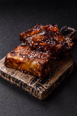 Izgara ya da soslu domuz pirzolası, akşam yemeği için hazırlanmış bir yemek. Tasarımınız için ızgara kaburga.