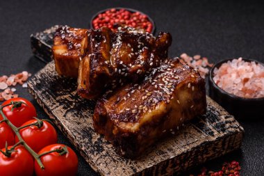 Izgara ya da soslu domuz pirzolası, akşam yemeği için hazırlanmış bir yemek. Tasarımınız için ızgara kaburga.