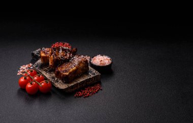 Izgara ya da soslu domuz pirzolası, akşam yemeği için hazırlanmış bir yemek. Tasarımınız için ızgara kaburga.