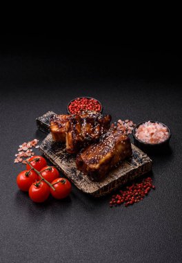 Izgara ya da soslu domuz pirzolası, akşam yemeği için hazırlanmış bir yemek. Tasarımınız için ızgara kaburga.