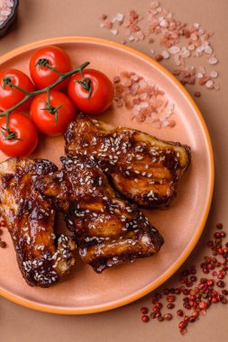 Izgara ya da soslu domuz pirzolası, akşam yemeği için hazırlanmış bir yemek. Tasarımınız için ızgara kaburga.