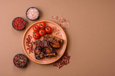 Izgara ya da soslu domuz pirzolası, akşam yemeği için hazırlanmış bir yemek. Tasarımınız için ızgara kaburga.