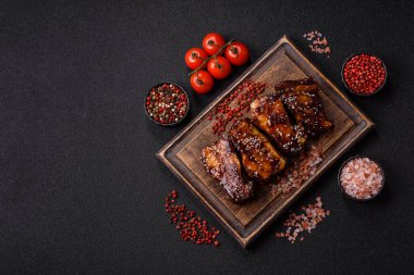 Izgara ya da soslu domuz pirzolası, akşam yemeği için hazırlanmış bir yemek. Tasarımınız için ızgara kaburga.