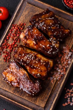 Izgara ya da soslu domuz pirzolası, akşam yemeği için hazırlanmış bir yemek. Tasarımınız için ızgara kaburga.