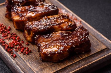 Izgara ya da soslu domuz pirzolası, akşam yemeği için hazırlanmış bir yemek. Tasarımınız için ızgara kaburga.