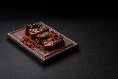 Izgara ya da soslu domuz pirzolası, akşam yemeği için hazırlanmış bir yemek. Tasarımınız için ızgara kaburga.