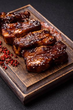 Izgara ya da soslu domuz pirzolası, akşam yemeği için hazırlanmış bir yemek. Tasarımınız için ızgara kaburga.