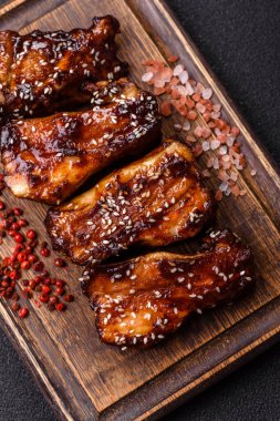 Izgara ya da soslu domuz pirzolası, akşam yemeği için hazırlanmış bir yemek. Tasarımınız için ızgara kaburga.