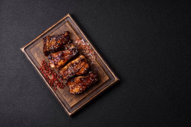 Izgara ya da soslu domuz pirzolası, akşam yemeği için hazırlanmış bir yemek. Tasarımınız için ızgara kaburga.