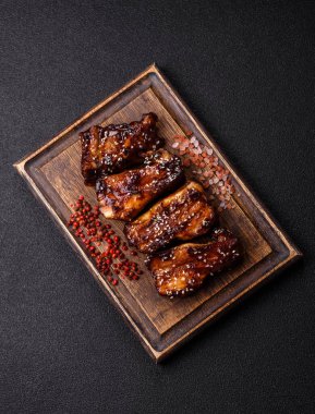 Izgara ya da soslu domuz pirzolası, akşam yemeği için hazırlanmış bir yemek. Tasarımınız için ızgara kaburga.