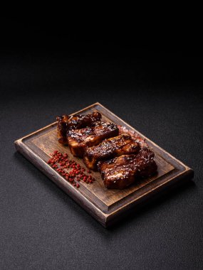 Izgara ya da soslu domuz pirzolası, akşam yemeği için hazırlanmış bir yemek. Tasarımınız için ızgara kaburga.