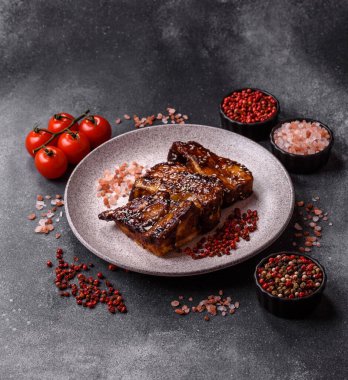 Izgara ya da soslu domuz pirzolası, akşam yemeği için hazırlanmış bir yemek. Tasarımınız için ızgara kaburga.