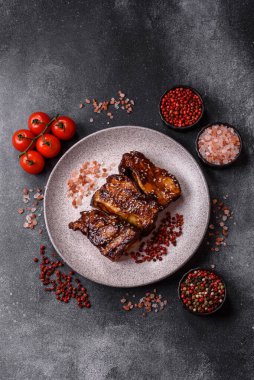 Izgara ya da soslu domuz pirzolası, akşam yemeği için hazırlanmış bir yemek. Tasarımınız için ızgara kaburga.