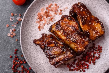 Izgara ya da soslu domuz pirzolası, akşam yemeği için hazırlanmış bir yemek. Tasarımınız için ızgara kaburga.