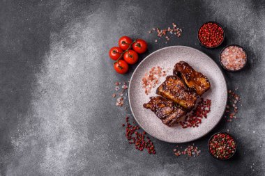 Izgara ya da soslu domuz pirzolası, akşam yemeği için hazırlanmış bir yemek. Tasarımınız için ızgara kaburga.