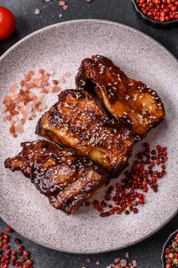 Izgara ya da soslu domuz pirzolası, akşam yemeği için hazırlanmış bir yemek. Tasarımınız için ızgara kaburga.