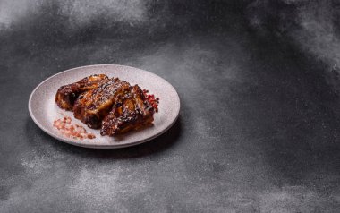 Izgara ya da soslu domuz pirzolası, akşam yemeği için hazırlanmış bir yemek. Tasarımınız için ızgara kaburga.