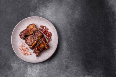 Izgara ya da soslu domuz pirzolası, akşam yemeği için hazırlanmış bir yemek. Tasarımınız için ızgara kaburga.