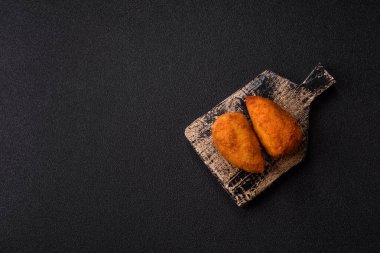 Tereyağlı tavuk Kyiv pirzolası, tavuk göğsü eti. Tasarımınız için yemek arkaplanı olarak tavuk kyiv pirzolası