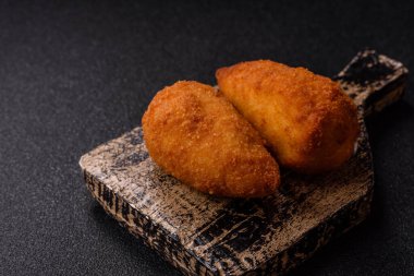 Tereyağlı tavuk Kyiv pirzolası, tavuk göğsü eti. Tasarımınız için yemek arkaplanı olarak tavuk kyiv pirzolası