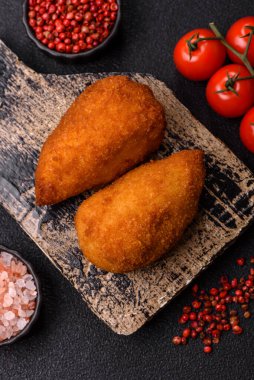 Tereyağlı tavuk Kyiv pirzolası, tavuk göğsü eti. Tasarımınız için yemek arkaplanı olarak tavuk kyiv pirzolası