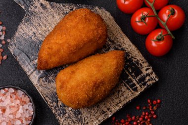 Tereyağlı tavuk Kyiv pirzolası, tavuk göğsü eti. Tasarımınız için yemek arkaplanı olarak tavuk kyiv pirzolası