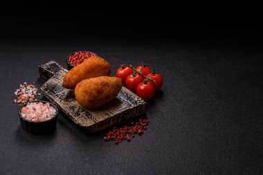 Tereyağlı tavuk Kyiv pirzolası, tavuk göğsü eti. Tasarımınız için yemek arkaplanı olarak tavuk kyiv pirzolası