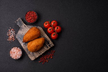 Tereyağlı tavuk Kyiv pirzolası, tavuk göğsü eti. Tasarımınız için yemek arkaplanı olarak tavuk kyiv pirzolası