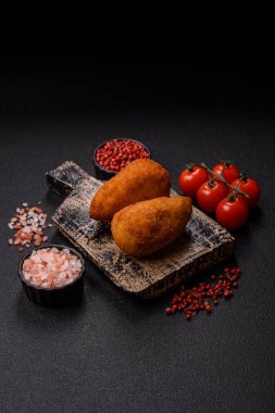 Tereyağlı tavuk Kyiv pirzolası, tavuk göğsü eti. Tasarımınız için yemek arkaplanı olarak tavuk kyiv pirzolası