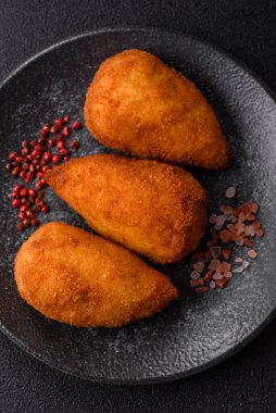 Tereyağlı tavuk Kyiv pirzolası, tavuk göğsü eti. Tasarımınız için yemek arkaplanı olarak tavuk kyiv pirzolası