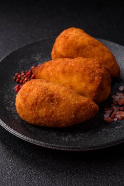 Tereyağlı tavuk Kyiv pirzolası, tavuk göğsü eti. Tasarımınız için yemek arkaplanı olarak tavuk kyiv pirzolası