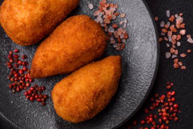 Tereyağlı tavuk Kyiv pirzolası, tavuk göğsü eti. Tasarımınız için yemek arkaplanı olarak tavuk kyiv pirzolası