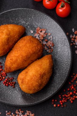 Tereyağlı tavuk Kyiv pirzolası, tavuk göğsü eti. Tasarımınız için yemek arkaplanı olarak tavuk kyiv pirzolası