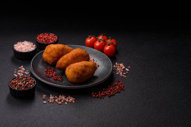 Tereyağlı tavuk Kyiv pirzolası, tavuk göğsü eti. Tasarımınız için yemek arkaplanı olarak tavuk kyiv pirzolası