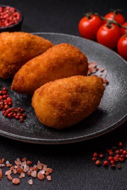 Tereyağlı tavuk Kyiv pirzolası, tavuk göğsü eti. Tasarımınız için yemek arkaplanı olarak tavuk kyiv pirzolası