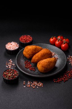 Tereyağlı tavuk Kyiv pirzolası, tavuk göğsü eti. Tasarımınız için yemek arkaplanı olarak tavuk kyiv pirzolası