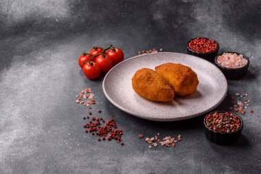 Tereyağlı tavuk Kyiv pirzolası, tavuk göğsü eti. Tasarımınız için yemek arkaplanı olarak tavuk kyiv pirzolası