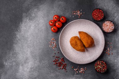 Tereyağlı tavuk Kyiv pirzolası, tavuk göğsü eti. Tasarımınız için yemek arkaplanı olarak tavuk kyiv pirzolası