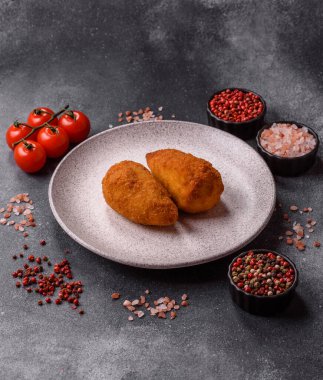 Tereyağlı tavuk Kyiv pirzolası, tavuk göğsü eti. Tasarımınız için yemek arkaplanı olarak tavuk kyiv pirzolası