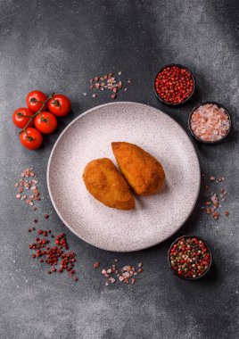 Tereyağlı tavuk Kyiv pirzolası, tavuk göğsü eti. Tasarımınız için yemek arkaplanı olarak tavuk kyiv pirzolası