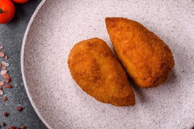 Tereyağlı tavuk Kyiv pirzolası, tavuk göğsü eti. Tasarımınız için yemek arkaplanı olarak tavuk kyiv pirzolası