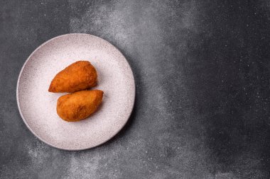 Tereyağlı tavuk Kyiv pirzolası, tavuk göğsü eti. Tasarımınız için yemek arkaplanı olarak tavuk kyiv pirzolası