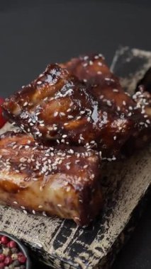 Izgara ya da soslu domuz pirzolası, akşam yemeği için hazırlanmış bir yemek. Tasarımınız için ızgara kaburga.