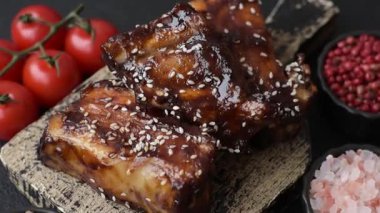 Izgara ya da soslu domuz pirzolası, akşam yemeği için hazırlanmış bir yemek. Tasarımınız için ızgara kaburga.